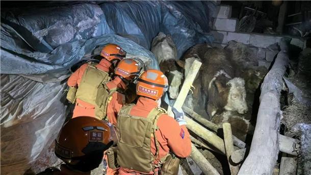 Rettungskräfte in der Gemeinde Yamansu im Einsatz.