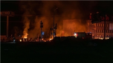 Rettungskräfte löschen ein Feuer in Charkiw nach einem russischen Drohnenangriff.