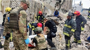 Rettungskräfte sind in den Trümmern eines Restaurants im ukrainischen Kramatorsk im Einsatz.