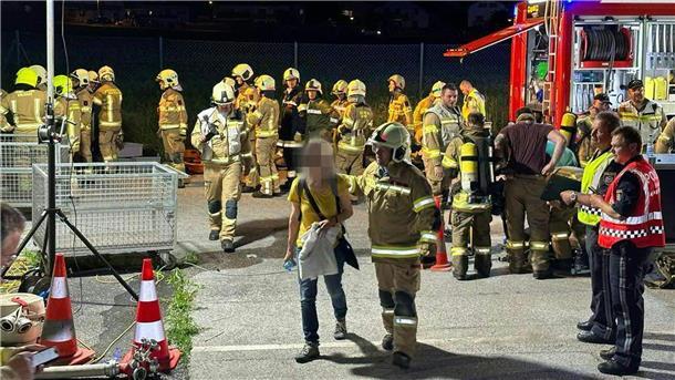 Rettungskräfte sind nach dem Brand im Einsatz.  151 Passagiere wurden aus dem Tunnel evakuiert.