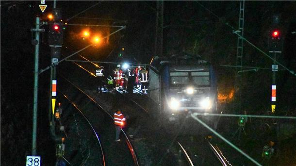 Rettungskräfte stehen nach dem Unfall auf der Bahnstrecke zwischen Nürnberg und Regensburg auf den Gleisen.