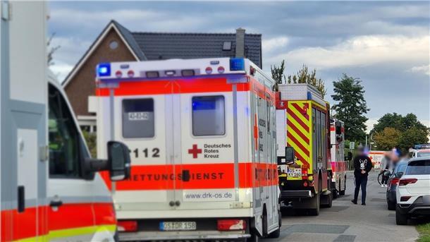 Balkongeländer reißt ab - Fünf Menschen stürzen in die Tiefe Rettungskräfte stehen vor dem Einfamilienhaus in Fürstenau.