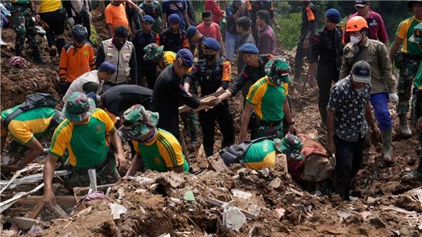 Rettungskräfte suchen im indonesischen Cianjur nach Opfern eines durch ein Erdbeben ausgelösten Erdrutsches.