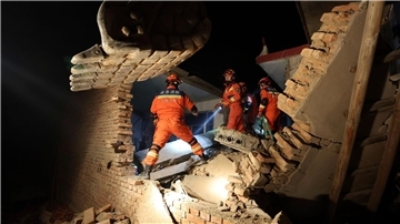 Rettungskräfte suchen in den Trümmern eines Hauses in Gansu nach Überlebenden.