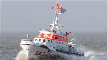 Rettungskräfte suchen nach dem vermissten Seemann.