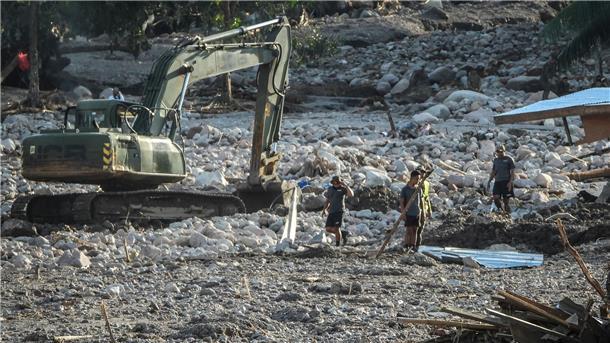 Tropensturm auf den Philippinen - Zahl der Opfer steigt Rettungskräfte suchen nach Vermissten.