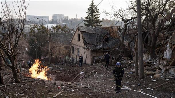 Ex-Nato-General rechnet 2023 mit Waffenstillstand Rettungskräfte treffen an Silvester in einem Wohngebiet in Kiew ein, das nach ukrainischen Angaben bei einem russischen Angriff getroffen wurde.
