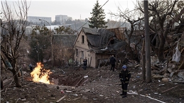 Rettungskräfte treffen an Silvester in einem Wohngebiet in Kiew ein, das nach ukrainischen Angaben bei einem russischen Angriff getroffen wurde.
