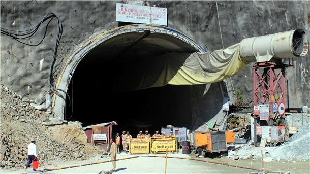 Tunneleinsturz in Indien: Bohrer arbeitet an Fluchtweg Rettungskräfte versuchen, breite Rohre durch die Trümmer zu bohren, um einen Durchgang zu schaffen und die Bauarbeiter zu befreien.