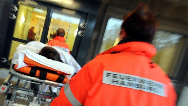 Rettungssanitäter bringen einen Mann in die neue Zentrale Notaufnahme Altona (ZNA) in der Asklepios-Klinik Altona.