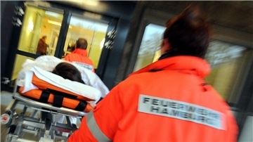 Rettungssanitäter bringen einen Mann in die neue Zentrale Notaufnahme Altona (ZNA) in der Asklepios-Klinik Altona.