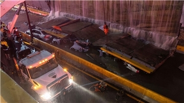 Rettungsteams arbeiten an der Stelle, an der eine Wand am Eingang eines Tunnels  in Santo Domingo eingestürzt ist.