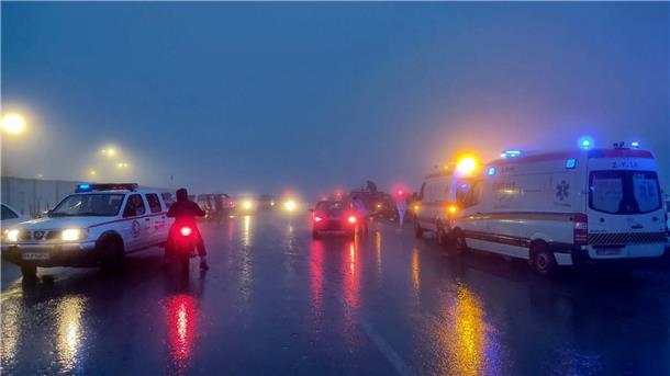 Kein Lebenszeichen von Irans Präsident Rettungsteams im iranischen Varzaghan im Einsatz: Strömender Regen und Wind erschwerten die Suche in der bergigen Region.