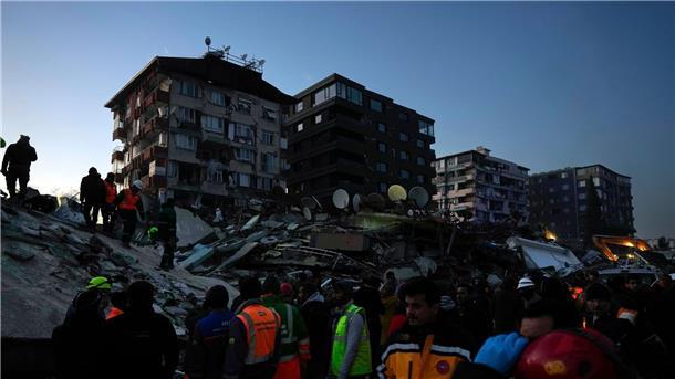 Antakya - die Stadt, die es nicht mehr gibt Rettungsteams sind nach Antakya geeilt.