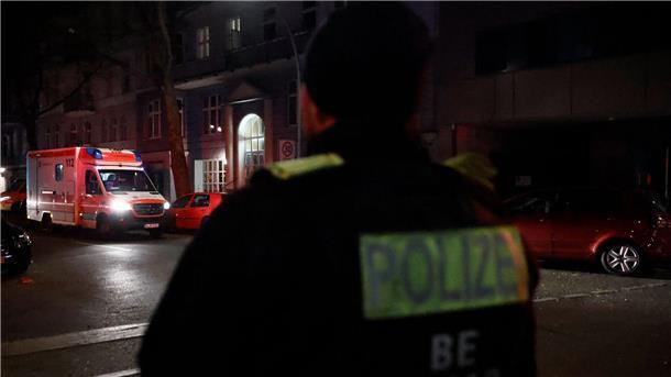 Geisel neun Stunden gefangen - Täter erschießt sich Rettungswagen stehen auf der Keithstraße in Berlin-Schöneberg.