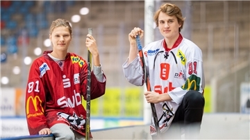 Zwei Sportler stehen einander gegenüber.