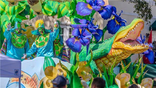 Tausende beim Karneval in New Orleans Rex-Fahrer stoßen mit der Menge an, die sich entlang der Paraderoute in der St. Charles Avenue in New Orleans versammelt hat.