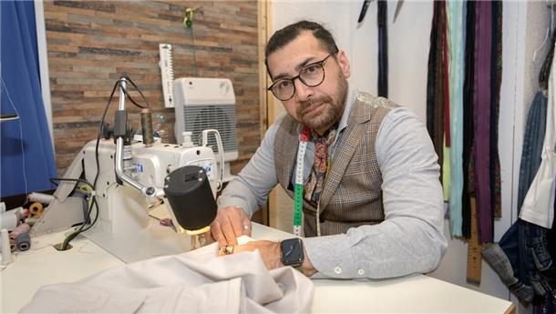 Reza Nezamedin hat sich ein gutes Leben in Bremerhaven aufgebaut. Er ist Inhaber der Schneiderei und Wäscherei „Edelweiss“. 2011 ist er selbst aus Afghanistan geflüchtet.