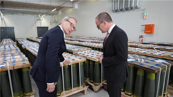 Wirtschaftsminister Tonne sieht Rüstung als neuen Jobmotor Rheinmetall-Manager Matthias Koll (links) zeigt dem Minister die ersten Artilleriegeschosse aus der neuen Munitionsfabrik.