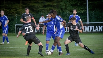 Rhys Pufong von der Leher TS (Mitte) spielt den Ball vor Jasper Vogler vom ESC Geestemünde. Die beiden Lokalrivalen aus der Bremen-Liga wollen im Lotto-Pokal die erste Runde überstehen. 