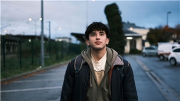 Riadh Belaiiche als Yazid in einer Szene des Films  „Sterne zum Dessert“.