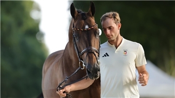 Richard Vogels Pferd United Touch besteht die tiermedizinische Untersuchng