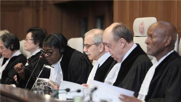 Deutschland der Beihilfe zum Völkermord beschuldigt Richter Nawaf Salam (3.v.r.) zu Beginn einer zweitägigen Anhörung vor dem Internationalen Gerichtshof.
