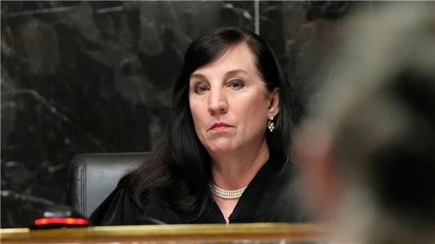 Eltern eines Todesschützen in USA müssen in Haft Richterin Cheryl Matthews führt den Vorsitz bei der Verkündung des Strafmaßes gegen die angeklagten Eltern eines Todesschützen.