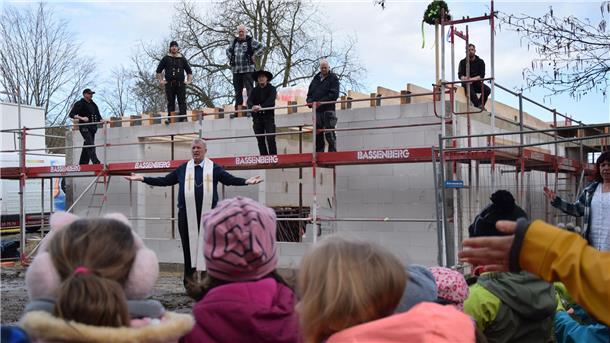 Richtfest an der Sankt-Willehad-Straße: Läuft alles nach Plan, ist der Krippen-Anbau der dortigen katholischen Kita Ende Juni fertig.