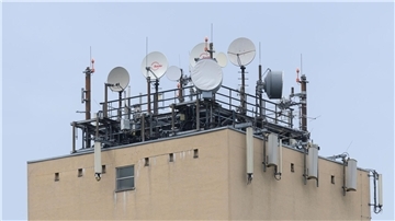 Richtfunkantennen, Fernsehantennen und Mobilfunkmasten sind auf einem alten Wasserturm in Dresden installiert.
