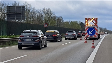 Richtung Bremen wird der Verkehr kurz vor der A27-Abfahrt Bremerhaven-Wulsdorf auf die linke Spur verengt. 