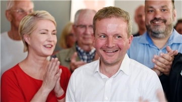 Rico Badenschier freut sich mit Mecklenburg-Vorpommerns Ministerpräsidentin Manuela Schwesig (l) über seinen Sieg bei der Oberbürgermeister-Wahl in Schwerin.