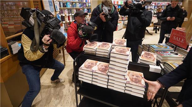 Prinz Harrys Biografie: „Willy“, Diana und der Boulevard Riesenhype um die druckfrische  Autobiografie von Prinz Harry in der  Buchhandlung Waterstones Piccadilly in London.
