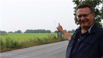 Riesig groß oder winzig klein? Es kommt auf den Blickwinkel an. Günther Nase freut sich über den neuen Windpark in Wilstedt. Für den stellvertretenden Ortsbürgermeister ist der Ausbau von Windkraft wichtig, um von fossilen Energieträgern wegzukommen.