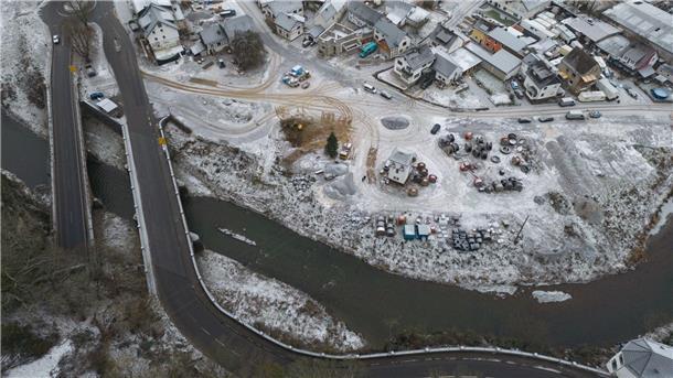 Riesige Freiflächen im Ortskern des Dorfes lassen erahnen, wo vor der Flutkatastrophe im Sommer 2021 zahlreiche Häuser von den Wassermassen zerstört wurden.