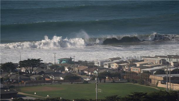„Gefährliche Monsterwellen“ wüten vor kalifornischer Küste Riesige Wellen an der Küste von Pacifica nahe San Francisco.