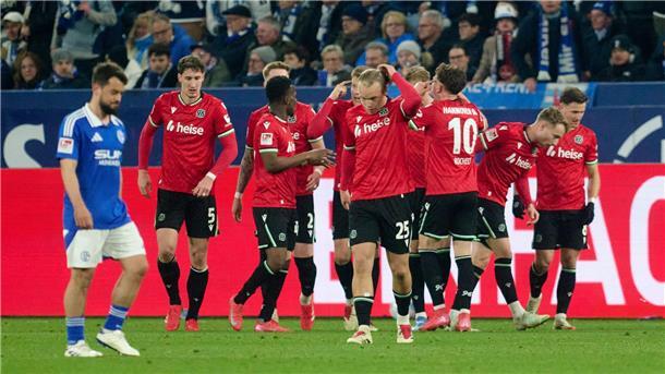 Mit zwei späten Toren: Hannover dreht Spiel auf Schalke Riesiger Jubel: Hannover hat das Spiel auf Schalke spät gedreht.
