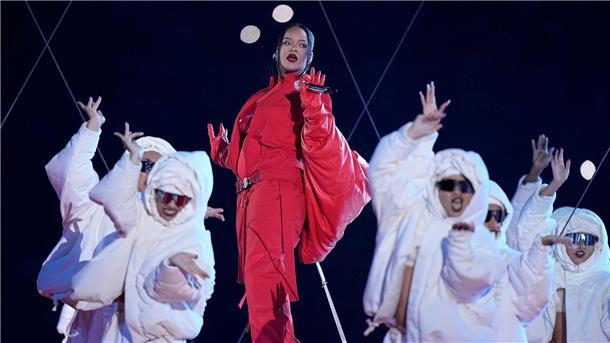 Rihanna begeistert während der Halbzeitshow des Super Bowls die Zuschauer mit einem Medley ihrer bekanntesten Songs.