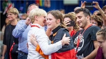 Rike Jürgens sicherte sich den ersten Platz in der Kategorie Hip Hop Adults Solo Female. Zuerst gratulierte Andrea Beer (links).