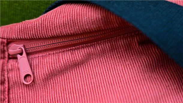 Ripp-Chic: Eine Tasche aus Cord liegt auf einem Sessel.