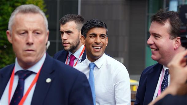Rishi Sunak (M.) beim Treffen der Konservativen Partei.