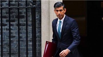 Rishi Sunak, Premierminister von Großbritannien, verlässt 10 Downing Street, um zu seiner ersten wöchentlichen Fragestunde „Prime Minister’s Questions“ im britischen Unterhaus zu gehen.