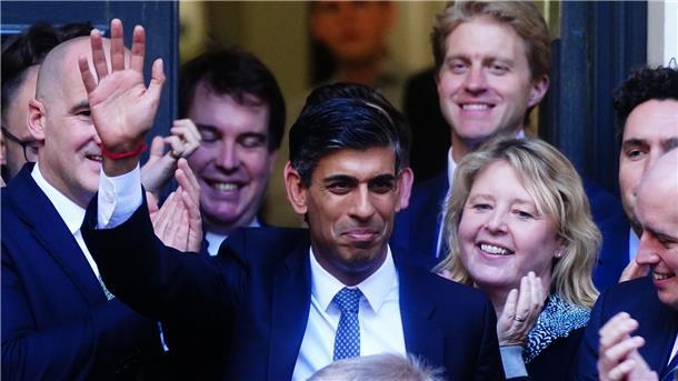 Rishi Sunak wird neuer britischer Premierminister Rishi Sunak zieht in die Downing Street ein.