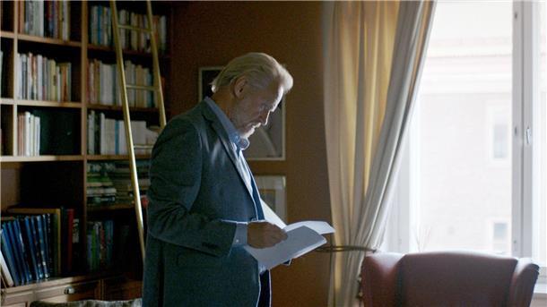 Rätselhafter Tod eines Kindes - die Serie „Zimmer 301“ Risto Kurtti (Antti Virmavirta) in einer Szene der Thrillerserie „Zimmer 301“