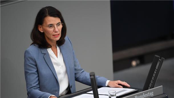 Rita Schwarzelühr-Sutter nennt es „puren Antisemitismus“, wenn auf deutschen Straßen die menschenverachtenden Taten der Hamas bejubelt würden.