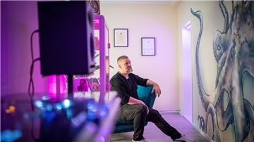 Rob Hardt wohnt mit bunten Disco-Lichtern, poppigen 60er-Jahre-Möbeln und einem auffälligen Kraken-Graffito im Eingangsbereich.