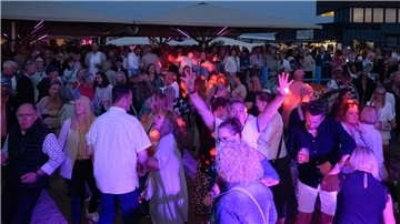 Feiernde Menschen bei der Soulfood Night in Bremerhaven.