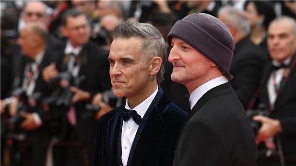 Robbie Williams (l) und Filmemacher Michael Gracey in Cannes.