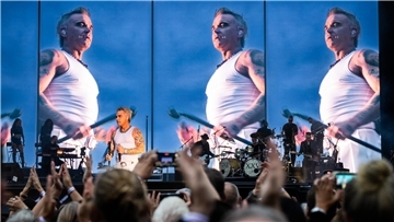 Robbie Williams zeigte sich auf der Trabrennbahn in Hamburg beim ersten von zwei Konzerten fit wie schon lange nicht mehr.