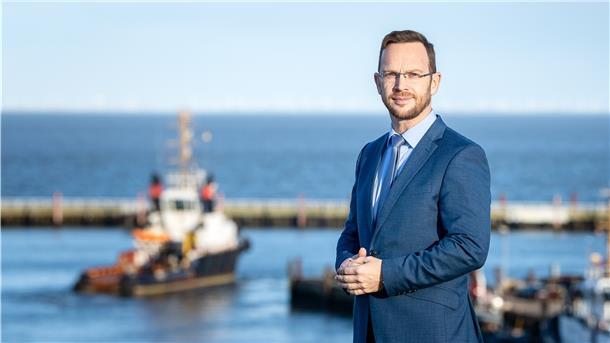Robby Renner, Fregattenkapitän, steht am Hafen. Renner leitet seit dem 1. Dezember das Havariekommando in Cuxhaven, das Einsätze bei schweren Schadenslagen auf See koordiniert.